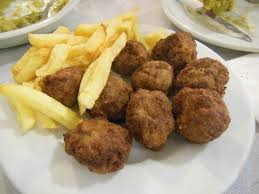 Pochi ingredienti semplicissimi, facilità di esecuzione e un costo decisamente basso. Polpette Di Carne E Patate Fritte Bild Von Rempetis Lesbos Tripadvisor