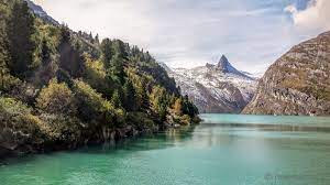 Das hochgebirgstal ist aufgrund seiner schönheit und seiner lage eine sehr. Wandern In Vals Panoramaweg Zum Zervreila Stausee