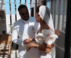 فارق السن بين نيللي وهشام ليس كبيرا كما روج البعض فهي من مواليد 18 ديسمبر 1974، بينما العريس من مواليد 29 مايو 1982، وتكبُر الفنانة زوجها الثالث بـ 8 أعوام فقط. 0wo3y8uzqrwjzm