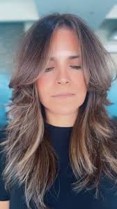 Diseñamos un corte estratégico para resaltar su rostro y una técnica de  color que aporta dimensión y luz natural.💕, Cada cabello cuenta una  historia., ¿Te animas a escribir la tuya?, #ColorYCorte ...