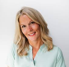 Carrie Cuff's Instagram, Twitter & Facebook