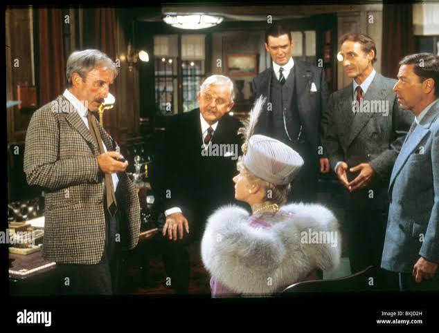 THE FIENDISH PLOT OF DR FU MANCHU (1980) PETER SELLERS, DAVID TOMLINSON,  HELEN MIRREN, SIMON WILLIAMS, SID CAESER, JOE CAPONE Stock Photo - Alamy