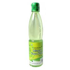 Minyak kayu putih adalah minyak dihasilkan dari hasil penyulingan daun dan ranting kayu putih. Minyak Kayu Putih Untuk Bayi Amankah Diberikan Ini Penjelasan Para Ahli Theasianparent Indonesia