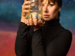 Een foetus op sterk water op het podium: Sofie Kramer verwerkt haar abortus  in voorstelling