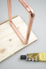 Selbst Gemachte Pflanzenbank Mit Holzdiele Und Kupferrohren Pflanzenregale Selber Bauen Pflanzen