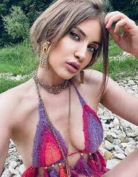 Noul episod la cafea cu iulia albu este acum live! Iulia Albu In Cel Mai Atipic Costum De Baie Instant Au ApÄƒrut È™i Comentariile