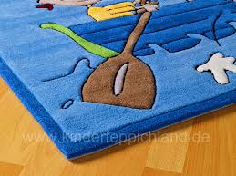 Kinderzimmergestaltung jungenzimmer gestalten pirat schiff bett blauer teppich. Piratenteppich Mit Boot Und Hangematte