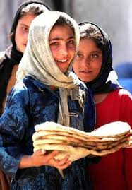 The indian express newspaper reported the presence of about 18,000 afghan nationals residing in india in 2011, citing india's foreign ministry. é˜¿å¯Œæ±—äººå›¾ç‰‡ é˜¿å¯Œæ±—äººçš„è§é¢ç¤¼æ˜¯ å®å®è®¡åˆ'å®˜ç½'