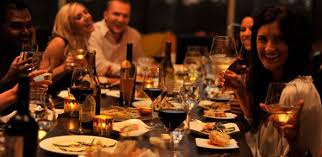 Pasando Tiempo Con Sus Amigos En Una Cena Home Design 2017 Party Hilton Hotels