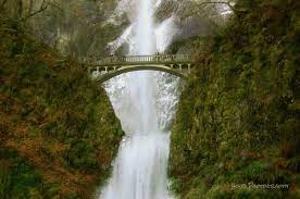 Vælg mellem et stort udvalg af lignende scener. Multnomah Falls In Winter Travel Oregon
