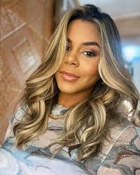 Helen Gomes's Instagram, Twitter & Facebook