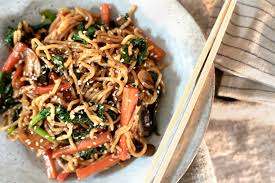 Her bruker vi ferdig kuttede, sprø grønnsaker, nudler og en veldig god woksaus med mye smak. Kinesisk Wok Med Herlig Saus