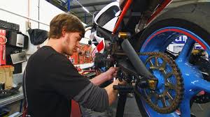 Zweiradmechatroniker In Motorradtechnik Leidenschaft Fur Heisse Ofen Ich Mach S Ard Alpha Fernsehen Br De