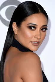 Get The Look: Shay Mitchell's People's Choice Awards Lush Lashes