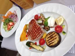 Per realizzare il tonno alla griglia, cominciate dall'emulsione per la marinatura: Trancio Di Tonno Scottato Alla Griglia Con Marinata Agli Agrumi Servito Su Riso Venere Picture Of Pizzeria Ristorante Divina Costiera Caorle Tripadvisor