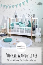 Kinderzimmer Mit Punkte Wandstickern Gestalten Tipps Ideen Babyzimmer Junge Wandgestaltung Babyzimmer Jung In 2020 Nursery Baby Room Baby Boy Rooms Baby Room Decor