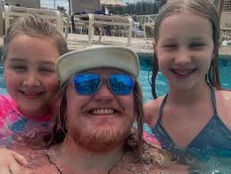 Make time, take time, enjoy island time with the fam. 🐬🏖️🌞  #hiltonheadisland #visithiltonhead #hhi #lowcountry #lowcountryliving  #hiltonhead #southcarolina #thebeach #southernliving