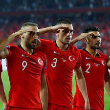 Aber wirklich ein toller lacher. Emre Can Und Ilkay Gundogan Liken Foto Von Militarischem Gruss Turkischer Nationalspieler Der Spiegel
