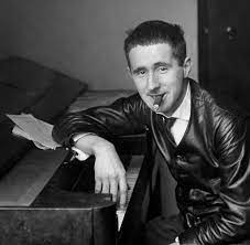 Brecht's approach to epic theatre drew on the work of earlier director erwin piscator, as well as cabaret, elizabethan history plays and new technologies of light and sound. Der Dichter Und Sein Cabrio Bert Brecht Der Gekaufte Kommunist Welt