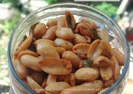 1 kg kacang tanah tanpa kulit 2 sdt bawang putih, haluskan 2 sdt garam 1 liter santan 6 siung bawang putih, iris tipis, goreng hingga kecoklatan minyak goreng cara membuat : Langkah Mengolah Kacang Bawang Goreng Gurih Resep Us