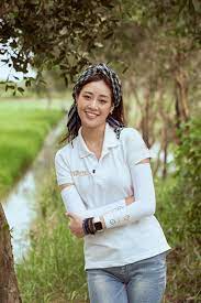 Nhìn thấy bộ trang phục đặc biệt này, khánh vân vô á hậu mâu thủy, á hậu kim duyên, người đẹp lê hoàng phương, người đẹp vũ thị hòa liên cũng có mặt để tiễn hoa hậu khánh vân lên đường. Hoa Háº­u Khanh Van Khoe Máº·t Má»™c Xinh Ä'áº¹p Tráº£i Nghiá»‡m Cuá»™c Sá»'ng Miá»n Tay Bao Dan Tri