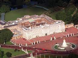 Les palais de la reine se dégradent, faute d'un niveau d'entretien suffisant, s'alarment les députés britanniques dans un rapport publié mardi, en appelant par ailleurs à une réduction des dépenses royales. Un Intrus Est Entre Dans Buckingham La Nuit Et Voulait Penetrer Dans La Chambre De La Reine Elizabeth Ii