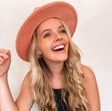 Hannah Michelle's Instagram, Twitter & Facebook