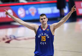 Godine, a sada je čovek od 25 godina koji je svestan ko je, šta je, šta mu se pruža i šta može da napravi. Unikat Jokic Jedini U Istoriji Nba Ostvario Ludi Ucinak Nova Portal