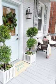 Combine colores y luego mírelos en la foto de una habitación. How To Transform A Porch With Behr Paint