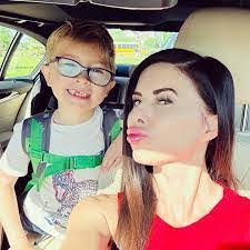 Amanda Tuzzo's Instagram, Twitter & Facebook