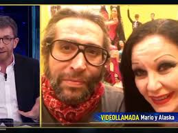 Cervezas y dominó, la receta de Alaska y Mario Vaquerizo (con barba) para  pasar el confinamiento