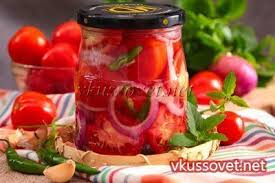 хреновая закуска из помидор с хреном и чесноком на зиму Pomidory Polovinkami S Lukom Na Zimu V 2020 G Pomidory Marinovannye Pomidory Eda