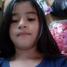 El postre "fresas con crema" tiene su origen, según muchos, en Inglaterra.  Cuentan que un amigo cercano al rey Enrique VIII recibió visitas  inesperadas y no tuvo más remedio que combinar fresas