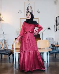 Inspirasi model baju pesta brokat simpel untuk hijaber yang ingin ke kondangan jadi bridesmaid. 25 Model Dress Brokat Pas Banget Buat Iring Iring Pengantin