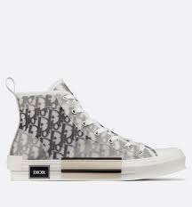 With a range of designs, the house combines the refined aesthetic, signature to the brand since 1947, with the trends of today. Chaussures Femme Dior Rajeshmotors Com