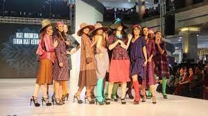 Ya, sarung memang memiliki keistimewaan bagi masyarakat indonesia. Keanggunan Tenun Ikat Kediri Curi Perhatian Di Jogja Fashion Festival 2019