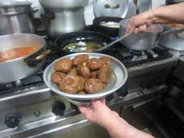 Le polpette fritte sono uno must della cucina partenopea della festa di carnevale! Le Polpette Fritte Di Donna Maria Luciano Pignataro Wine Blog