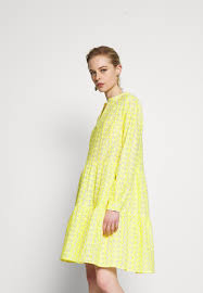 Maybe you would like to learn more about one of these? Saint Tropez Wendy Dress Freizeitkleid Sulphur Gelb Zalando De