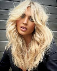 Honey blonde 🍯🐝 @rachelwstylist created this gorgeous golden blonde