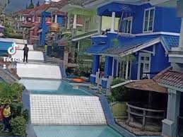 Namun jangan salah untuk membuat ornament, bentuk dan ukuran kolam ikan minimalis yang akan anda buat. Cerita Sebenarnya Di Balik Perumahan Viral Ada Kolam Renang Di Jalanannya