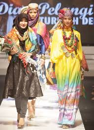20 desain baju muslim terbaru dian pelangi 2016 27 koleksi gamis dian pelangi 2018 terpopuler gambar busana 17 model baju batik dian pelangi terkini 2018 youtube kumpulan inspirasi baju lebaran dian pelangi terpopuler citra 9 model baju lebaran dian pelangi yang simple dan modis baju lebaran simpel elegan ala dian pelangi. Kreasi Jumputan Dalam Busana Muslim Dian Pelangi