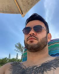 Phillip Sales (@phillipsales.umhomembanda) • Facebook