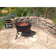 Véritable élément de décoration extérieur, elle apporte de la fraîcheur à votre jardin et vous l'apprécierez encore plus lors des beaux jours ! Brasero Gardeco Meredir En Fonte Avec Grille Barbecue Barbecue En Pierre Barbecues Planchas Jardin Exterieur