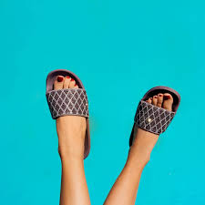 Google slides makes your ideas shine with a variety of presentation themes, hundreds of fonts, embedded video, animations and more. Skechers Slide In Grau Damen Pantolette Glamour