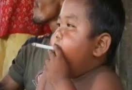 Questo video che proviene dal giappone mostra l'esperimento effettuato in laboratorio che riproduce la respirazione del fumo di sigaretta e la reazione dei polmoni disposti all'interno di una teca insufflati da una pompa artificiale. Youtube Indonesia Video A Due Anni Fuma 40 Sigarette Al Giorno La Prima A 18 Mesi