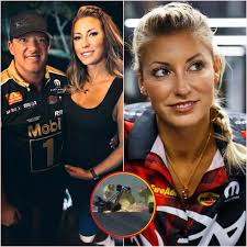🚨 The racing world was shaken this week after Tony Stewart's wife, Leah,  survived a terrifying crash that left her car completely totaled. Fans held  their breath as news of the wreck