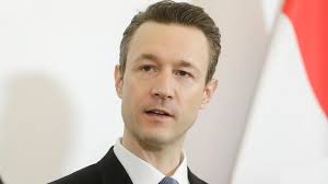 Sechs Nullen zu viel: Blümel überweist AUA versehentlich 150 Billionen Euro