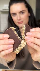 Chocolate Covered Sesame Brittle 🤤, SO crunchy and moreish 😍 it would  also be such a lovely gift 🎁🫶🏻, Recipe :, 100g sesame seeds, 50g pumpkin  seeds, 50g sunflower seeds, 4 tbsp maple syrup , Pinch ...