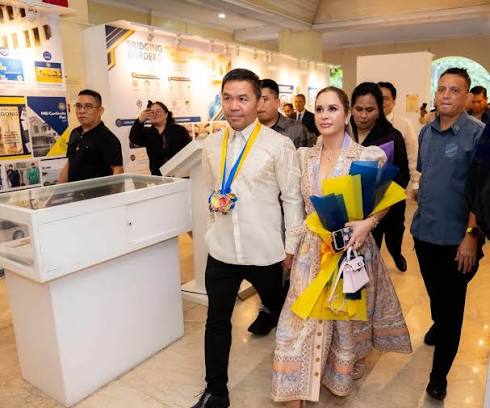JINKEE, IPINAGMALAKI ANG HONORARY DEGREE NI MANNY PACQUIAO MULA SA PNU  Ipinahayag ni Jinkee Pacquiao ang kanyang pagmamalaki kay Sec. Manny  Pacquiao matapos itong tumanggap ng honorary Doctor in Physical Education  and
