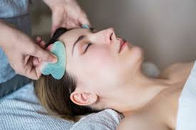 Wir empfehlen, den nützlichen stein im kühlschrank aufzubewahren oder ihn vor der anwendung in eiskaltes wasser zu legen. Gua Sha Massage Was Ist Das Und Wie Wird Sie Angewendet